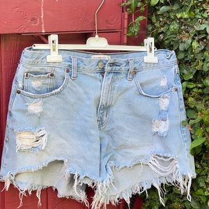 Abercrombie and Fitch - The Boyfriend Short - Mid-rise. Size 31/12. Super comfy!
